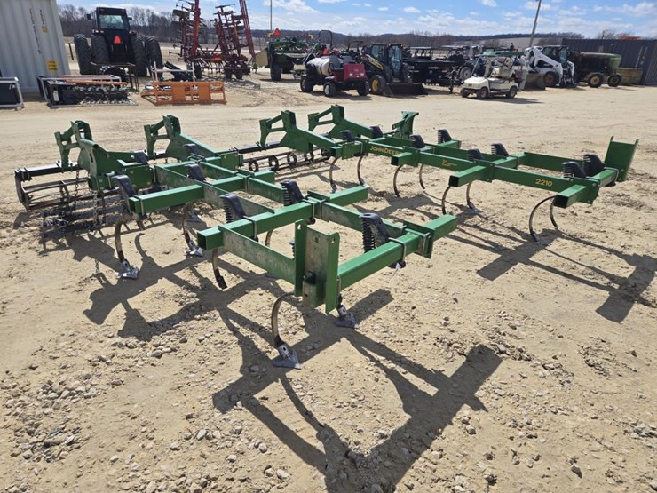 john-deere-2210-image-1