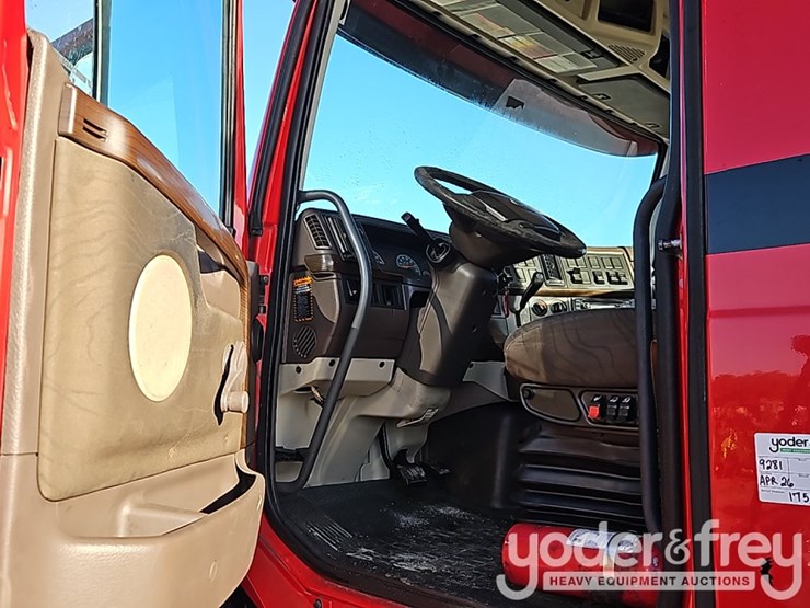 2015-volvo-vnl42t300-image-32