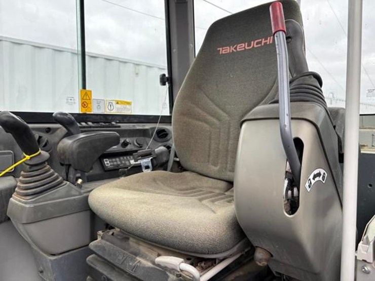 2017-takeuchi-tb240-image-19