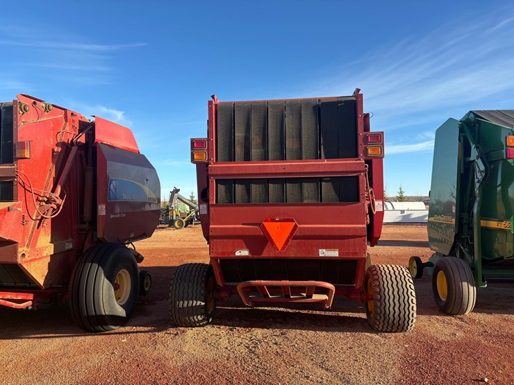 2005-new-holland-br780-image-3