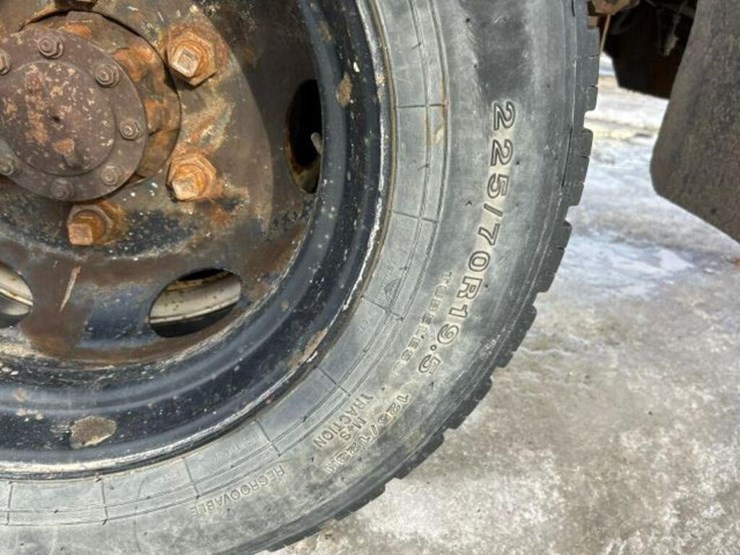 2015-isuzu-nrr-image-48