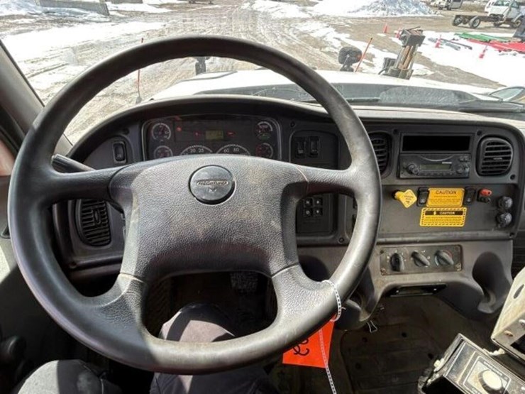 2013-freightliner-108sd-image-16