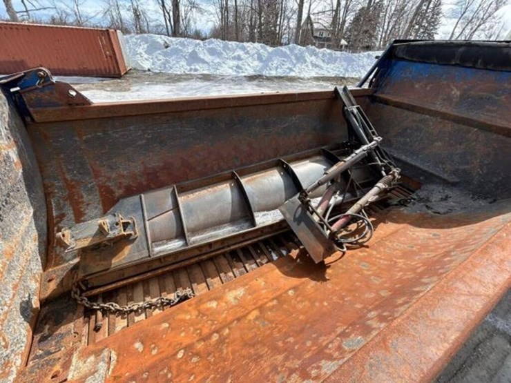 2013-freightliner-108sd-image-35