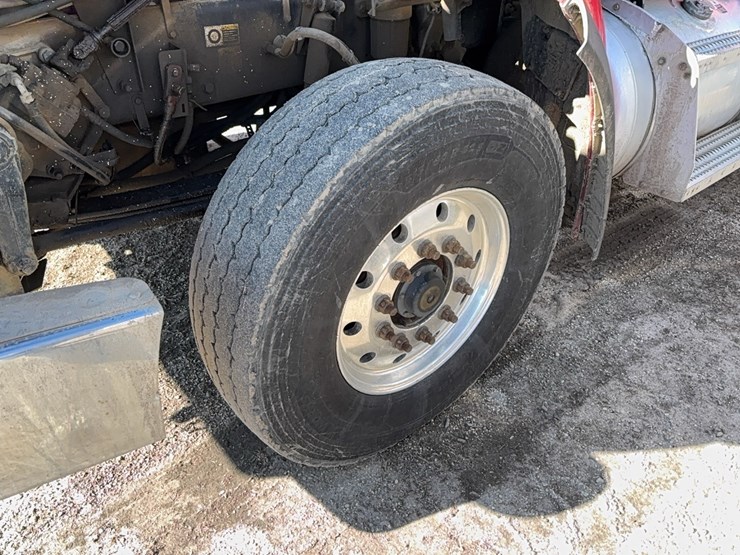 2015-peterbilt-567-image-24