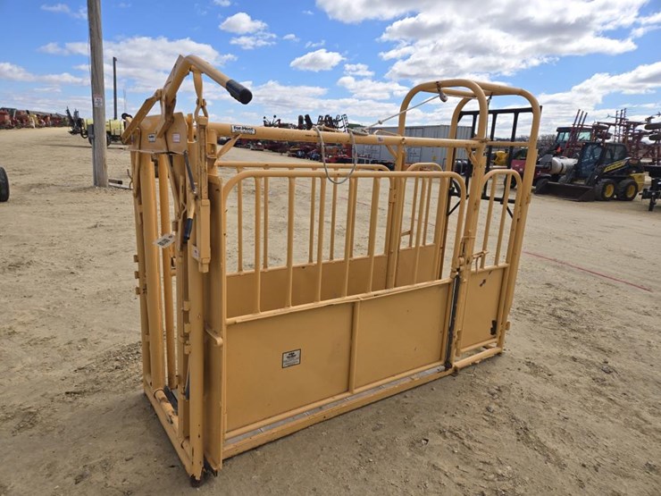 #188-•-like-new-foremost-head-chute-and-palpation-cage-image-3