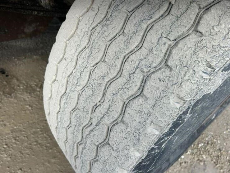 2013-freightliner-108sd-image-67