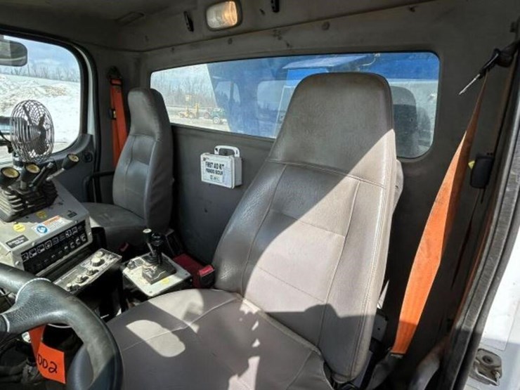 2013-freightliner-108sd-image-17