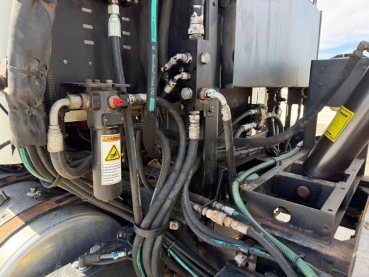 2013-freightliner-108sd-image-30