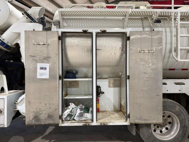 2017-peterbilt-567-image-58