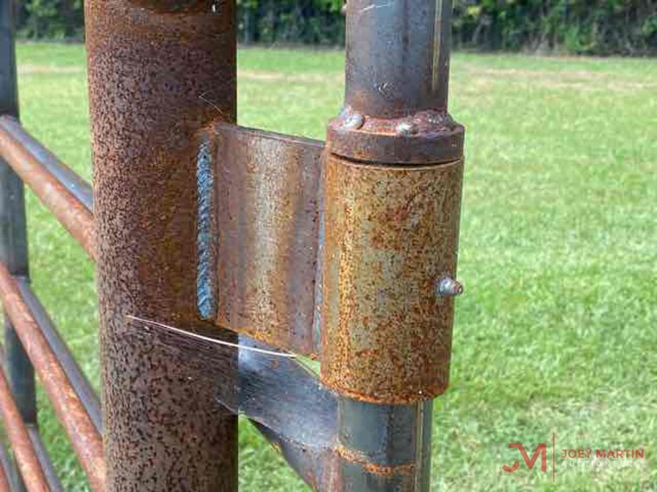 (1)-new-24'-free-standing-8-bar-panel-with-gate-image-4