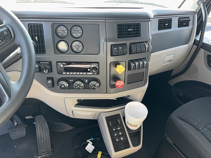 2026-peterbilt-567-image-17