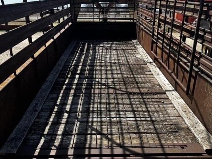 l2--16'-gooseneck-livestock-trailer-image-12