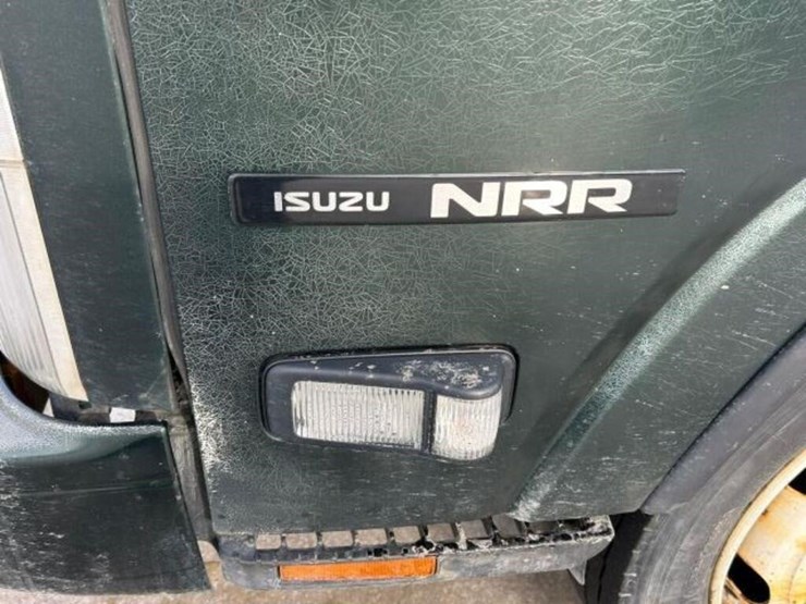 2015-isuzu-nrr-image-16