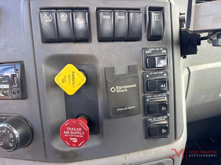 2017-peterbilt-rollback-truck-image-31