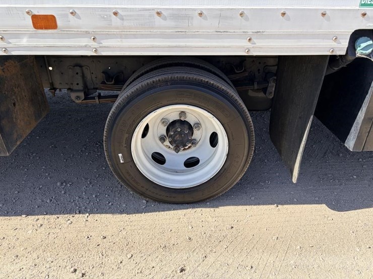 2015-isuzu-nrr-image-10