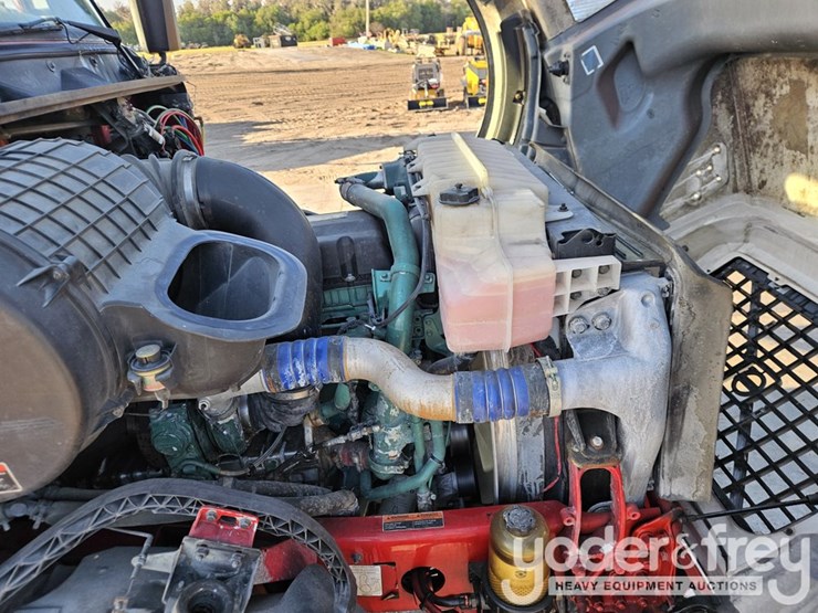 2015-volvo-vnl42t300-image-30