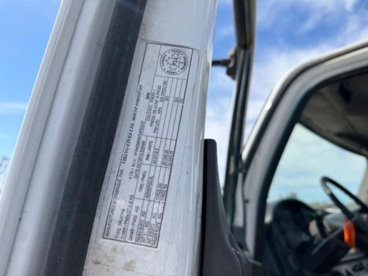 2013-freightliner-108sd-image-8