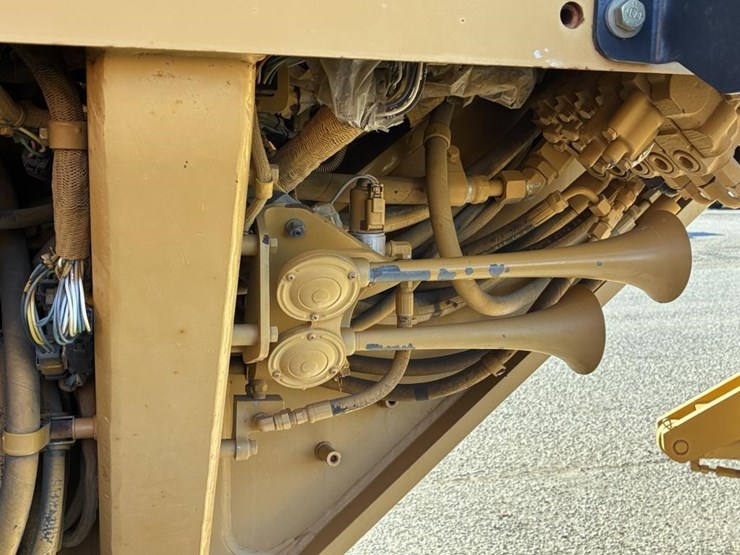 2005-caterpillar-143h-image-19