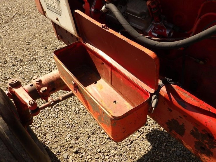 international-f1066-tractor-image-29