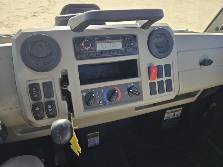 2023-john-deere-gator-image-19