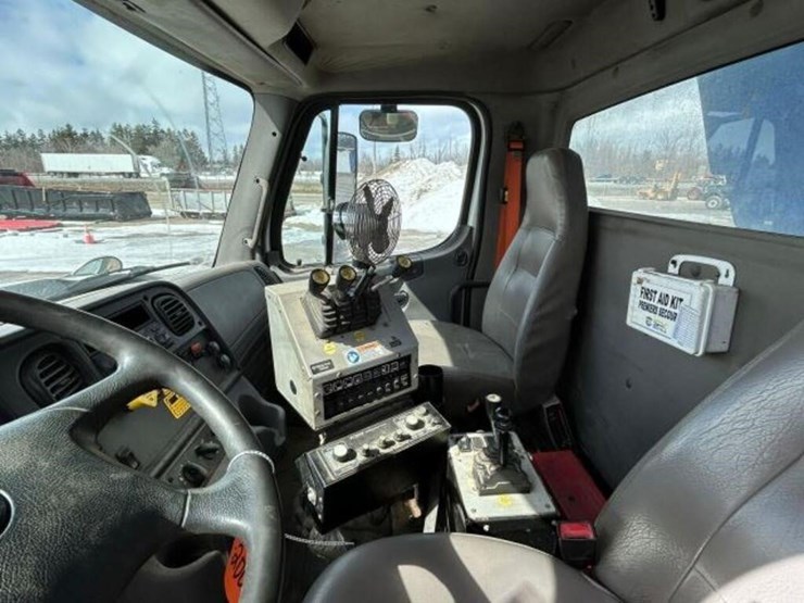 2013-freightliner-108sd-image-19