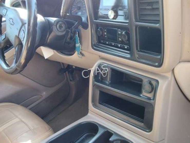 2003-chevrolet-suburban-image-11