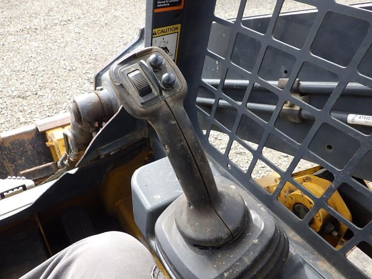 2017-deere-317g-image-23