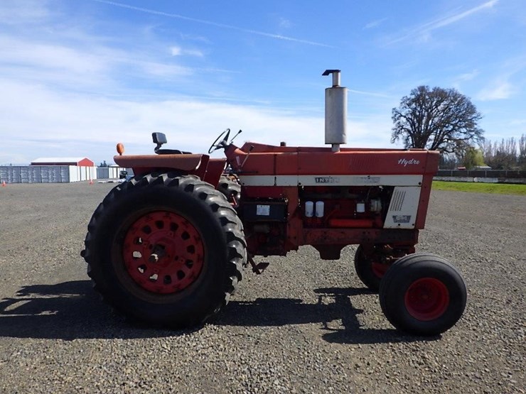 international-f1066-tractor-image-4