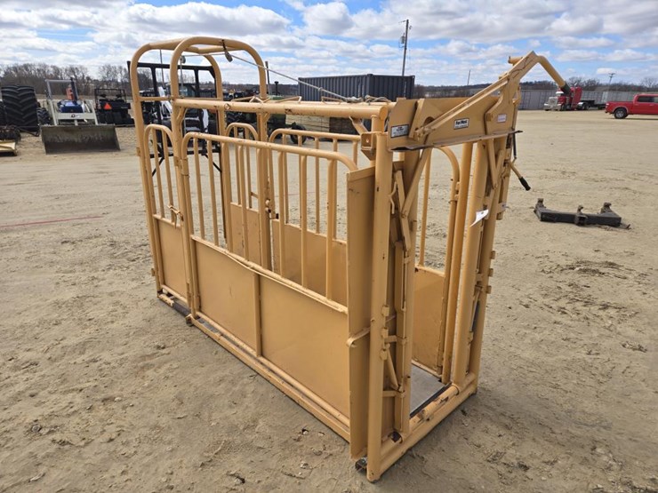 #188-•-like-new-foremost-head-chute-and-palpation-cage-image-1