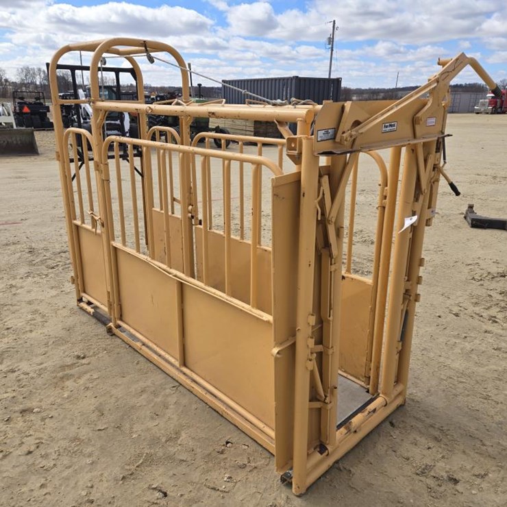 #188 • LIKE NEW FOREMOST HEAD CHUTE AND PALPATION CAGE