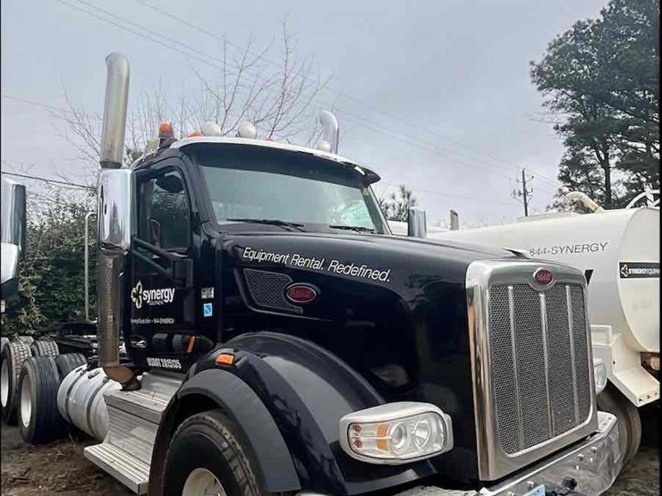 2019-peterbilt-567-image-1