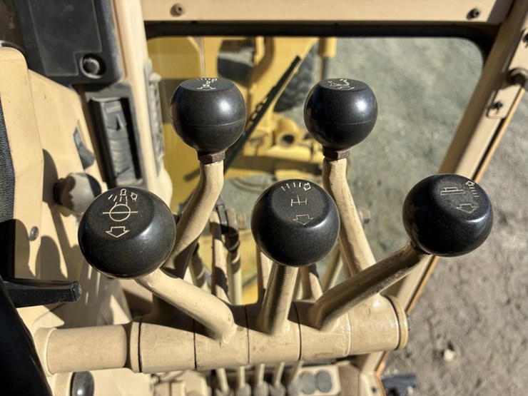 2003-caterpillar-143h-image-14