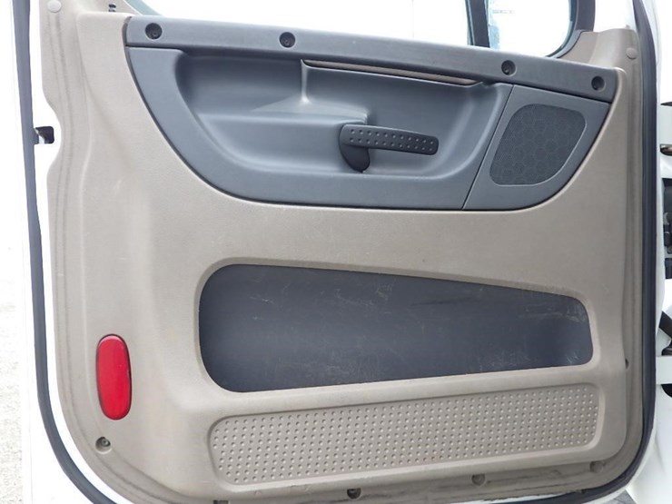 2013-freightliner-cascadia-113-image-32