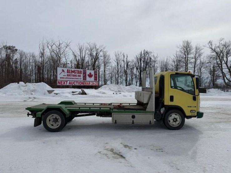 2022-isuzu-nrr-image-3