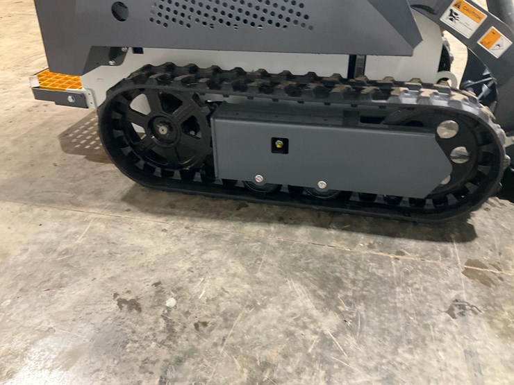 #1002-•-unused-2025-bttl-st25m-6-mini-skid-loader-image-9