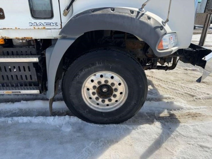 2009-mack-granite-gu813-image-68