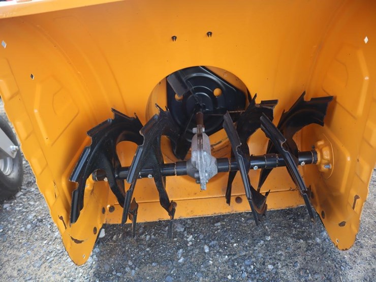 cub-cadet-snowblower-image-5