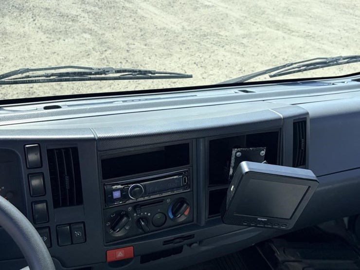 2017-isuzu-nrr-image-17