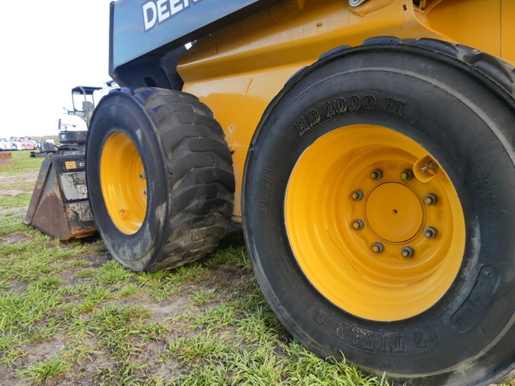 2024-deere-320g-image-5