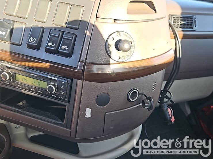 2015-volvo-vnl42t300-image-36