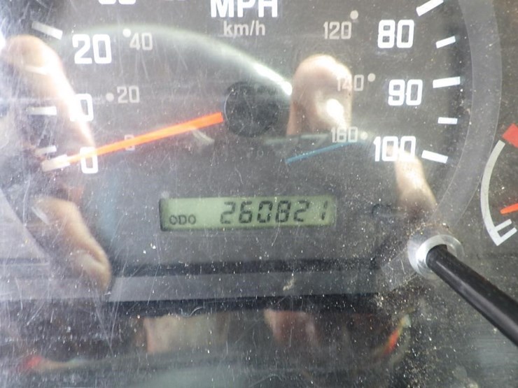 2010-isuzu-npr-image-24