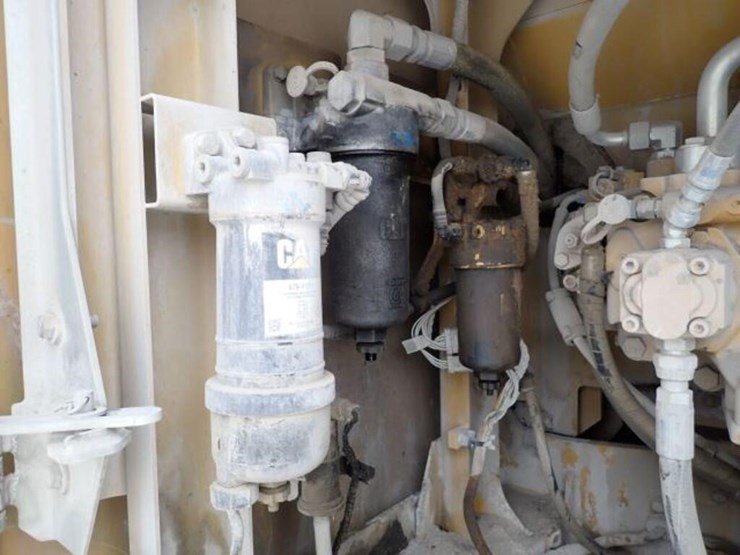 2017-caterpillar-320fl-image-32