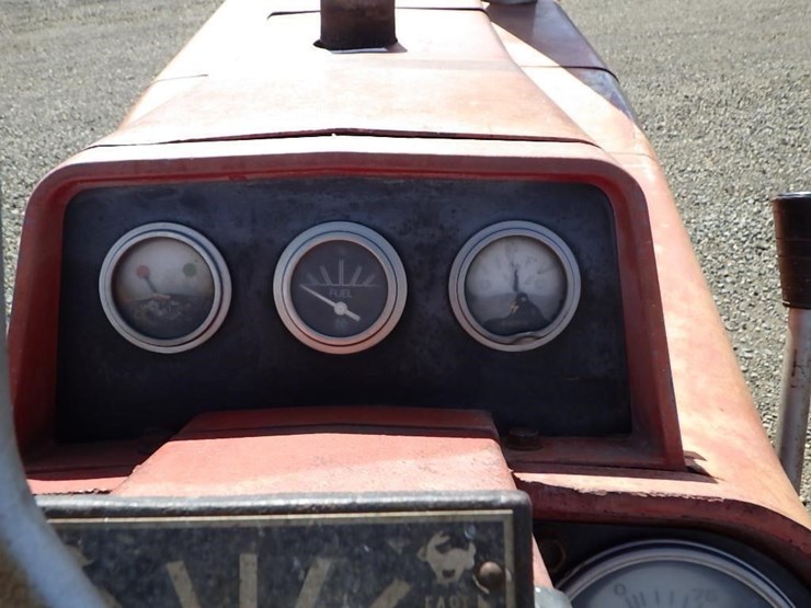 international-f1066-tractor-image-33