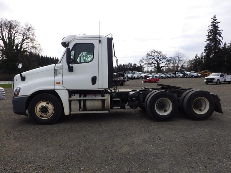 2016-freightliner-cascadia-125-image-8
