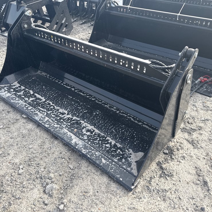 #2085 • Unused GIYI KH72 72" Skid Steer 4-in-1 Bucket INV# 42024