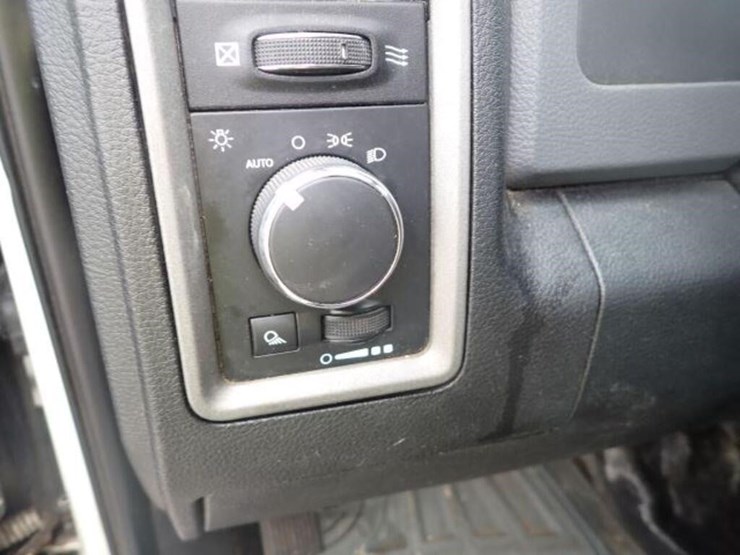 2015-dodge-1500-image-17