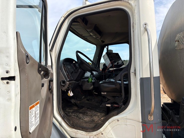 2008-freightliner-tack-truck-image-21