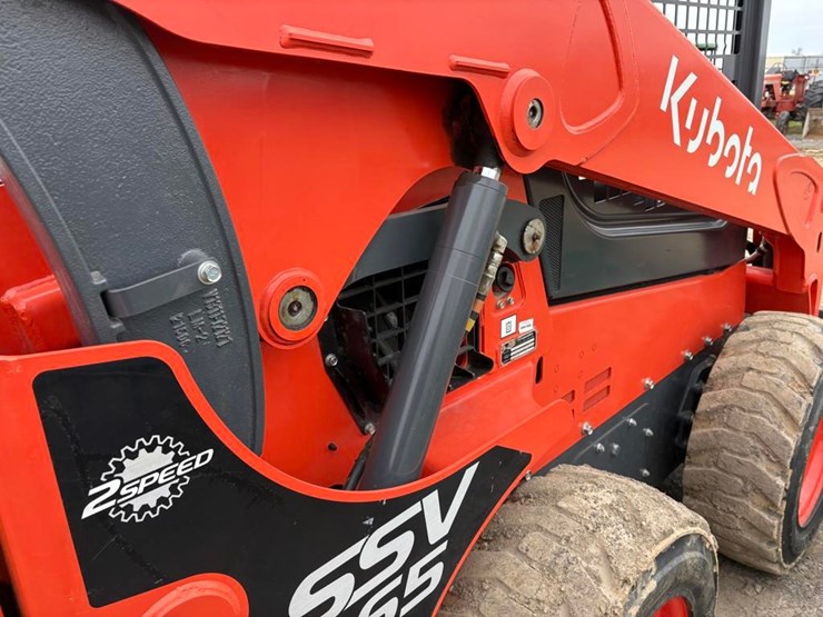 2023-kubota-ssv65-image-16