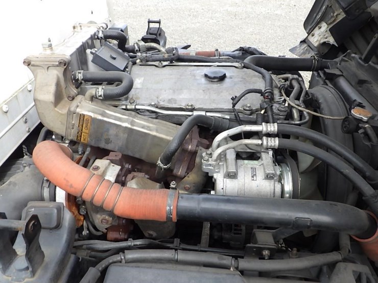 2010-isuzu-npr-image-12