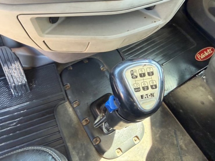 2016-peterbilt-567-image-14